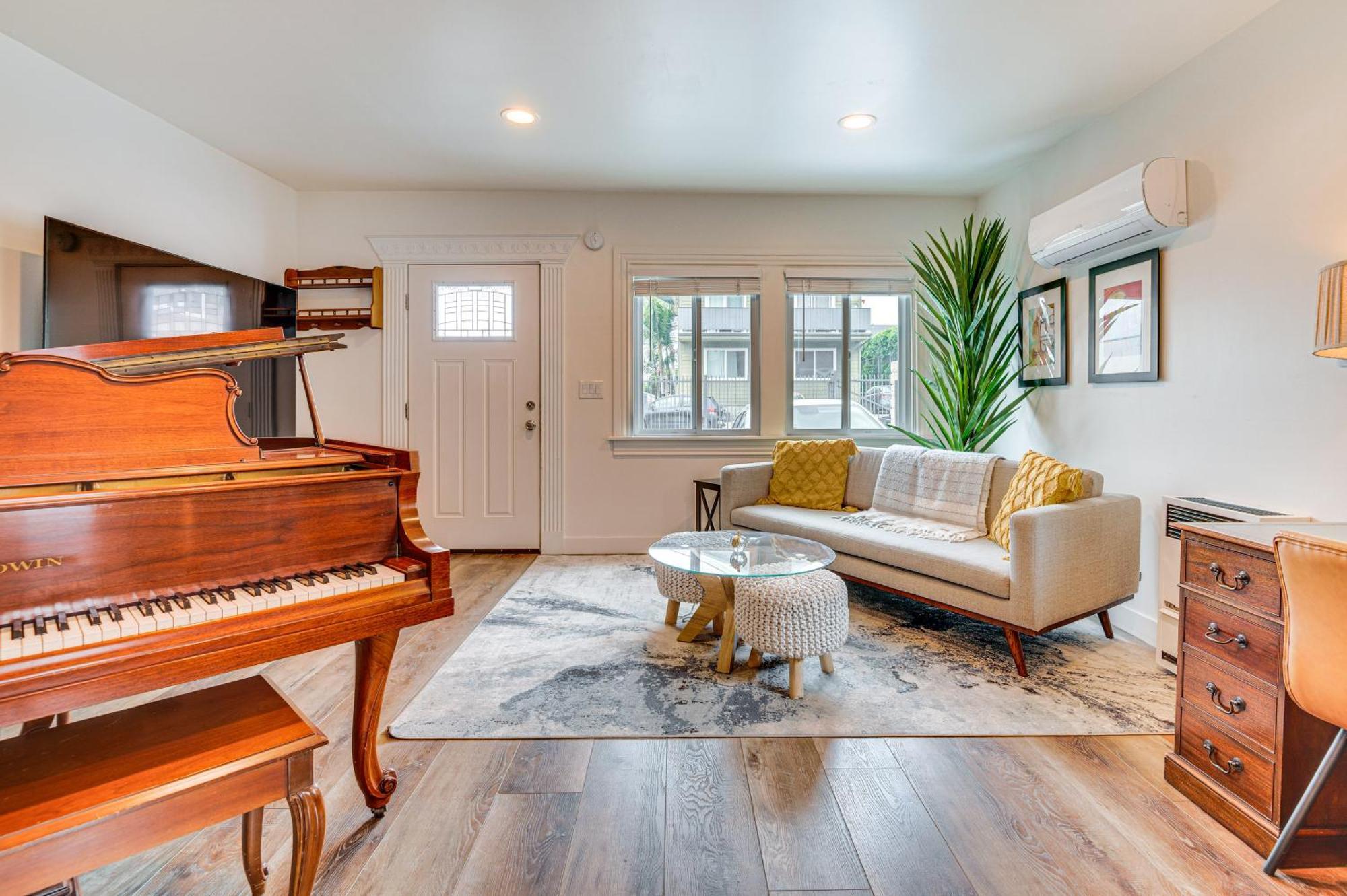 Convenient Angeles Retreat About 1 Mi To Downtown!