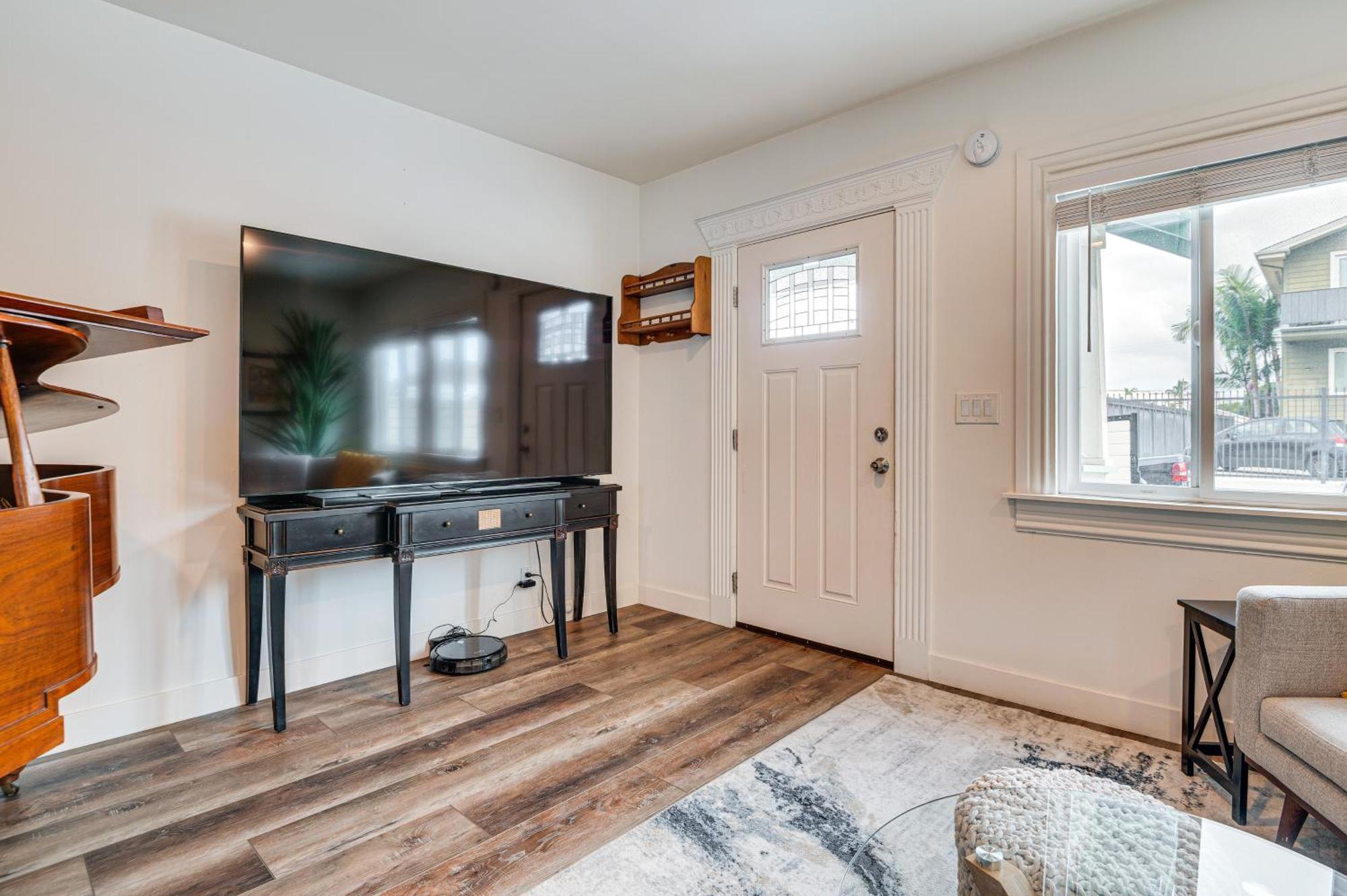 Convenient Angeles Retreat About 1 Mi To Downtown!